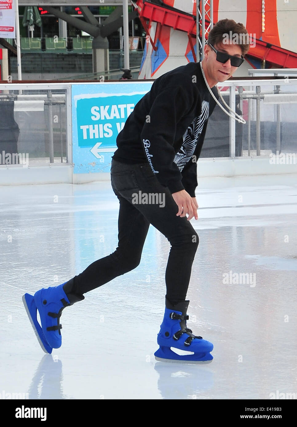 Joey Essex patines para hielo en Liverpool ONE festiva del hielo antes de  dirigirse a un encuentro y saludo con sus fans con: Joey Essex donde:  Liverpool, Reino Unido cuando: 14 dic