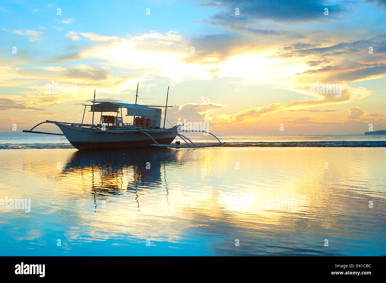 El paisaje tropical con los tradicionales barcos de Filipinas al atardecer Foto de stock