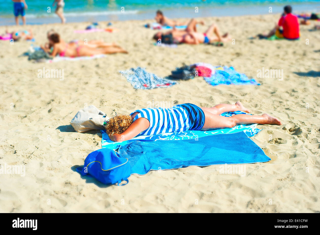 Las personas que descansan en la playa de Barcelona en el día de sol.  España Fotografía de stock - Alamy