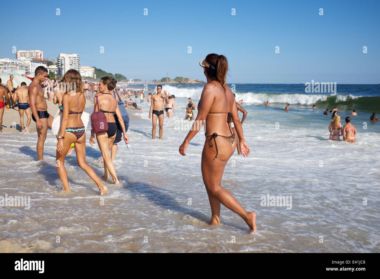 Mujeres brasileñas en la playa fotografías e imágenes de alta resolución -  Alamy