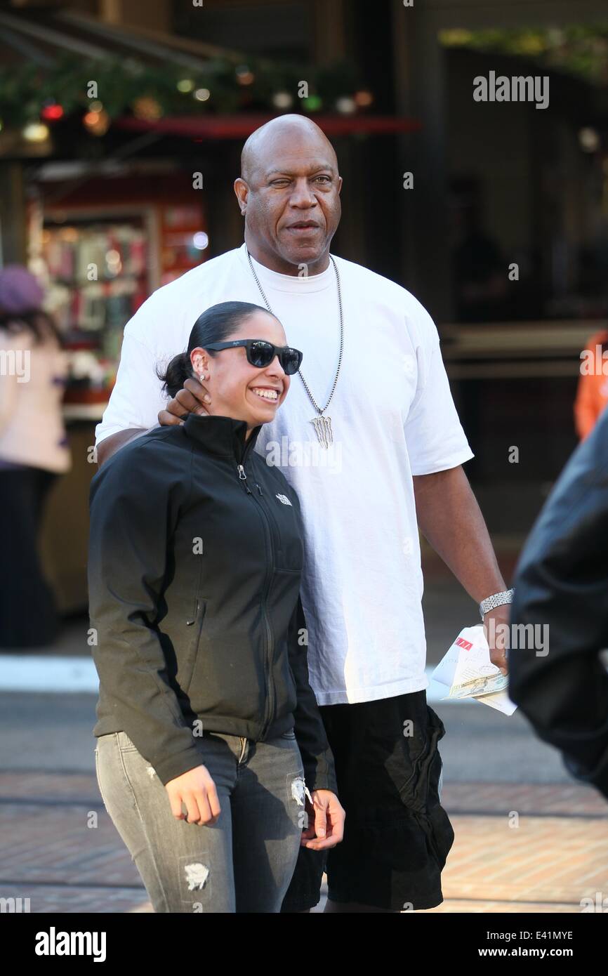 Estrella de WWE Tom Lister, Jr aka Zeuz compras en el Grove ofrece Tom