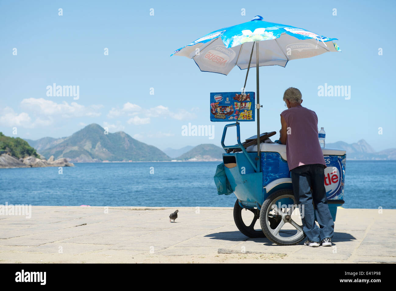 Río de Janeiro, Brasil - Febrero 11, 2014: playa brasileña fabricante de helados de venta se encuentra en la entrada a la Playa Roja en Urca Foto de stock