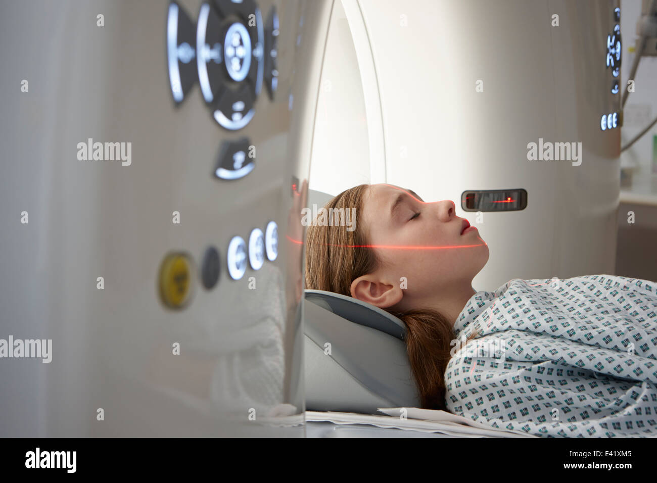 Chica entrar en el escáner CT Foto de stock