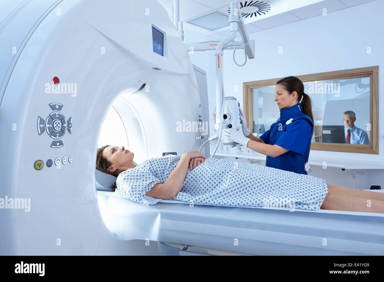 Mujer entrar en el escáner CT Foto de stock