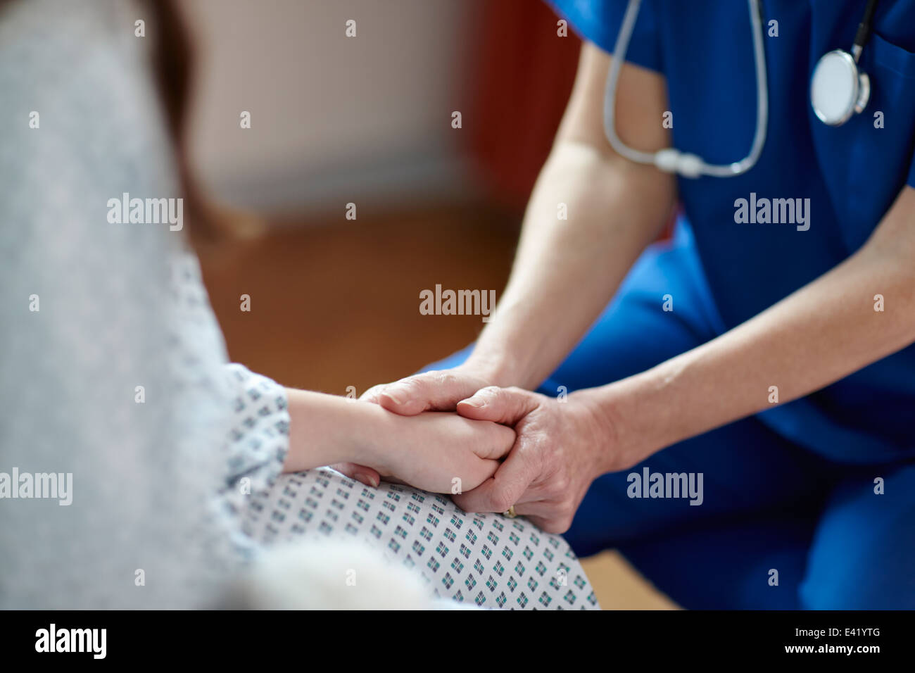 Imagen recortada de enfermera sosteniendo la mano del paciente. Foto de stock