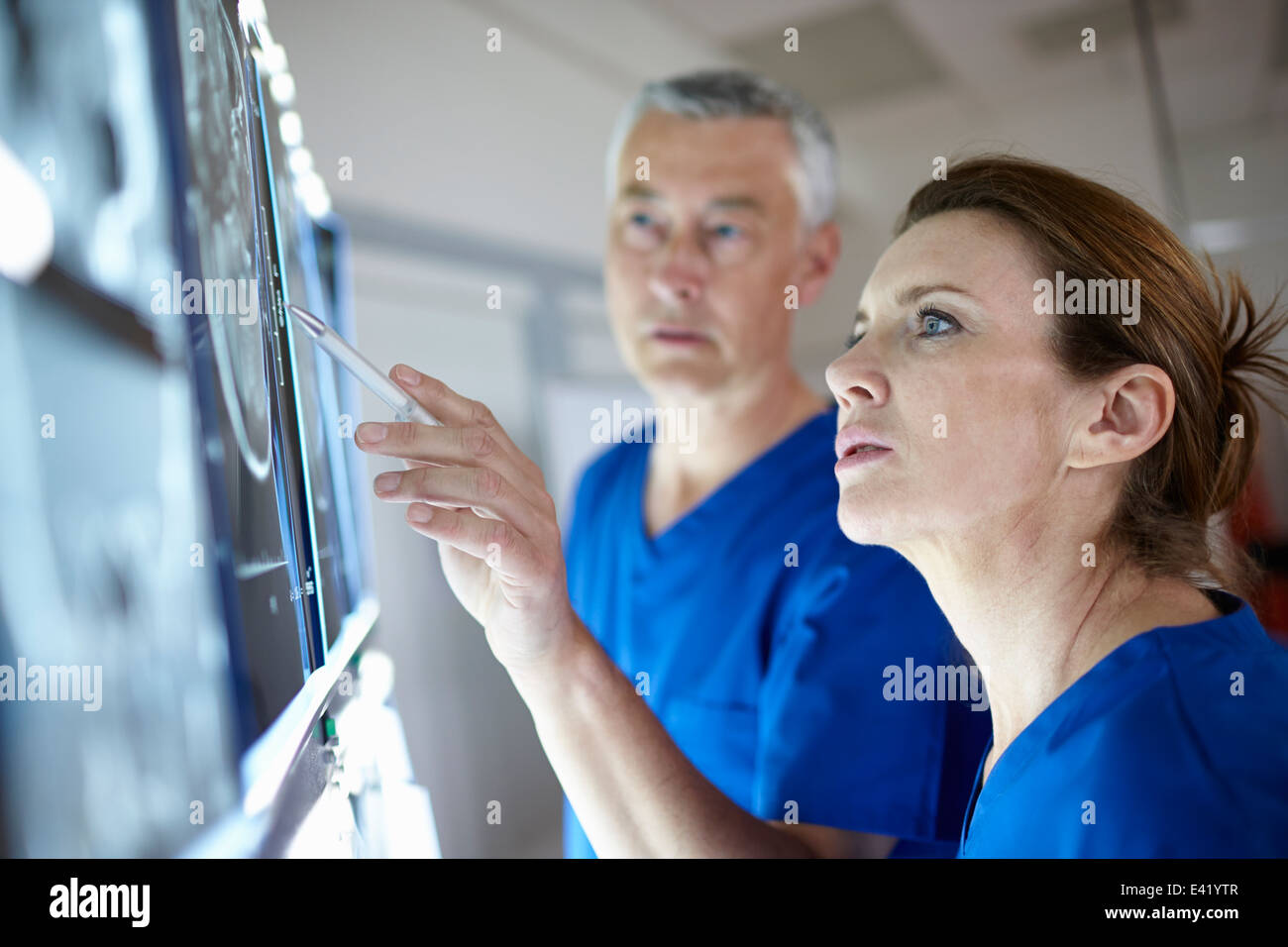 Los radiólogos mirando las tomografías cerebrales Foto de stock