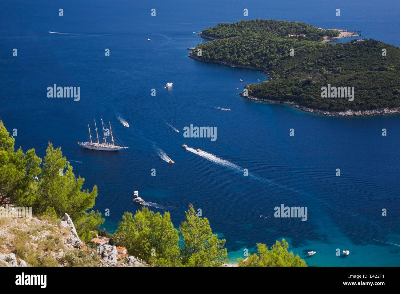 Vista desde el Monte Srd de barcos de cruceros y veleros en el mar Adriático, Dalmacia, Dubrovnik, Croacia, la región de Europa oriental Foto de stock