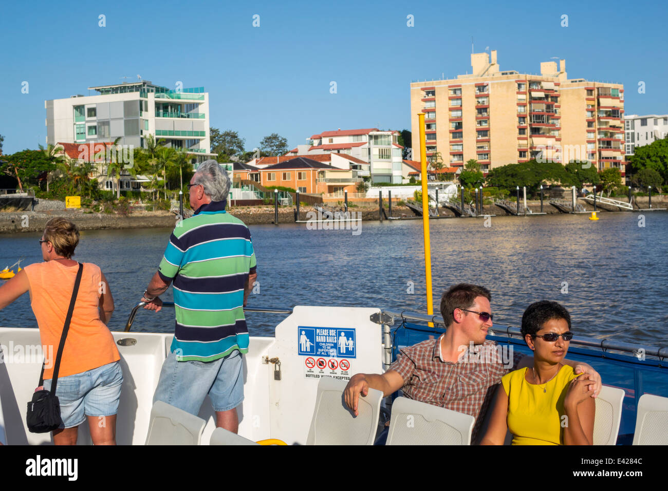 Brisbane Australia,Queensland Brisbane River water,New Farm,Waterfront,residences,CityCat,ferry,barco,transporte público,pasajeros pasajeros jinete Foto de stock