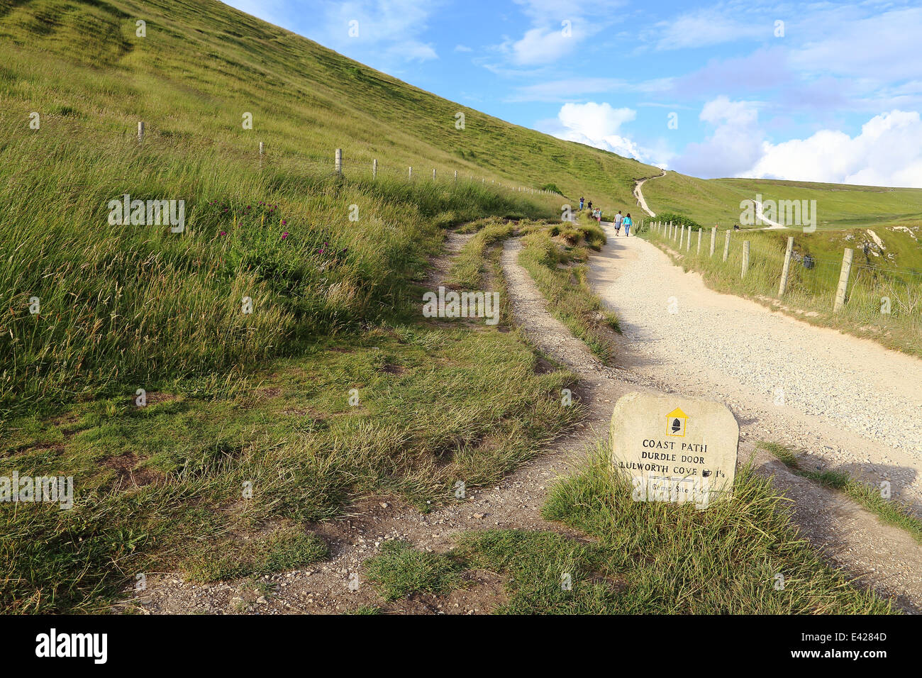 Marcador de ruta en ruta costera desde la puerta de Durdle de Lulworth Cove Foto de stock