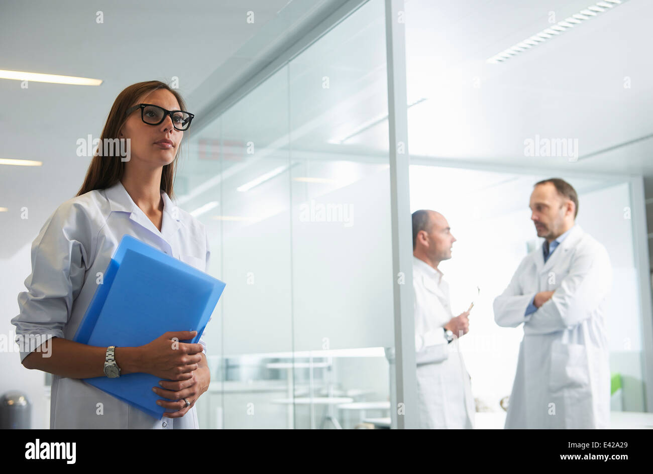 Los médicos en el trabajo en la oficina Foto de stock