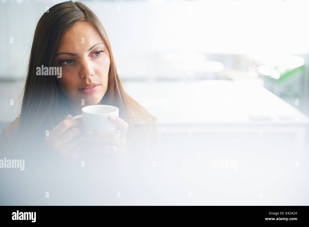 Mujer toma coffee break Foto de stock