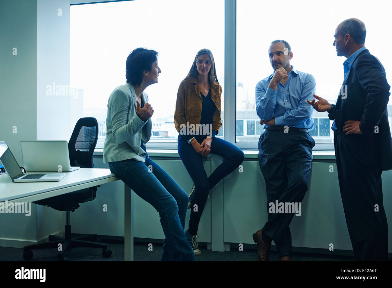 Empresarios chateando en Office Foto de stock