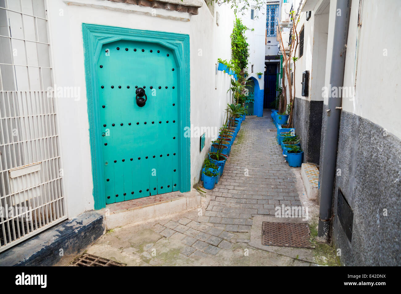 Las paredes blancas y puertas verdes. Medina, parte antigua de Tánger, Marruecos Foto de stock