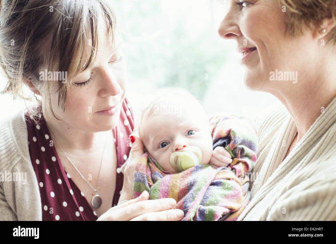 Madre con su bebé y su abuela Foto de stock