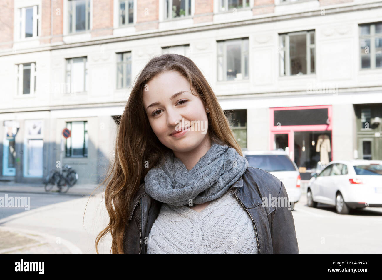 Retrato de una adolescente en las calles de la ciudad Foto de stock