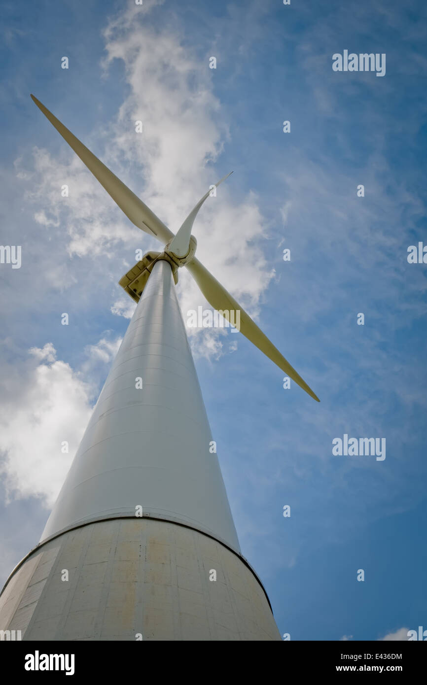 Las paletas de las turbinas eólicas sobre fondo azul cielo nublado Foto de stock