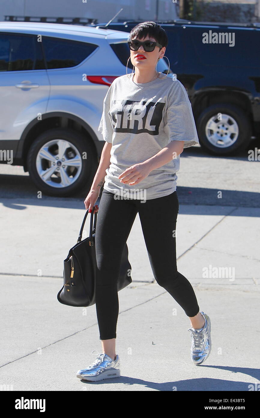 Jessie J llegando a un estudio de grabación luciendo camiseta con la 'niña' la parte delantera. Featuring: Jessie J,Jessica Cornish donde: Los Angeles, California, Estados Unidos Cuándo: 17 Jan