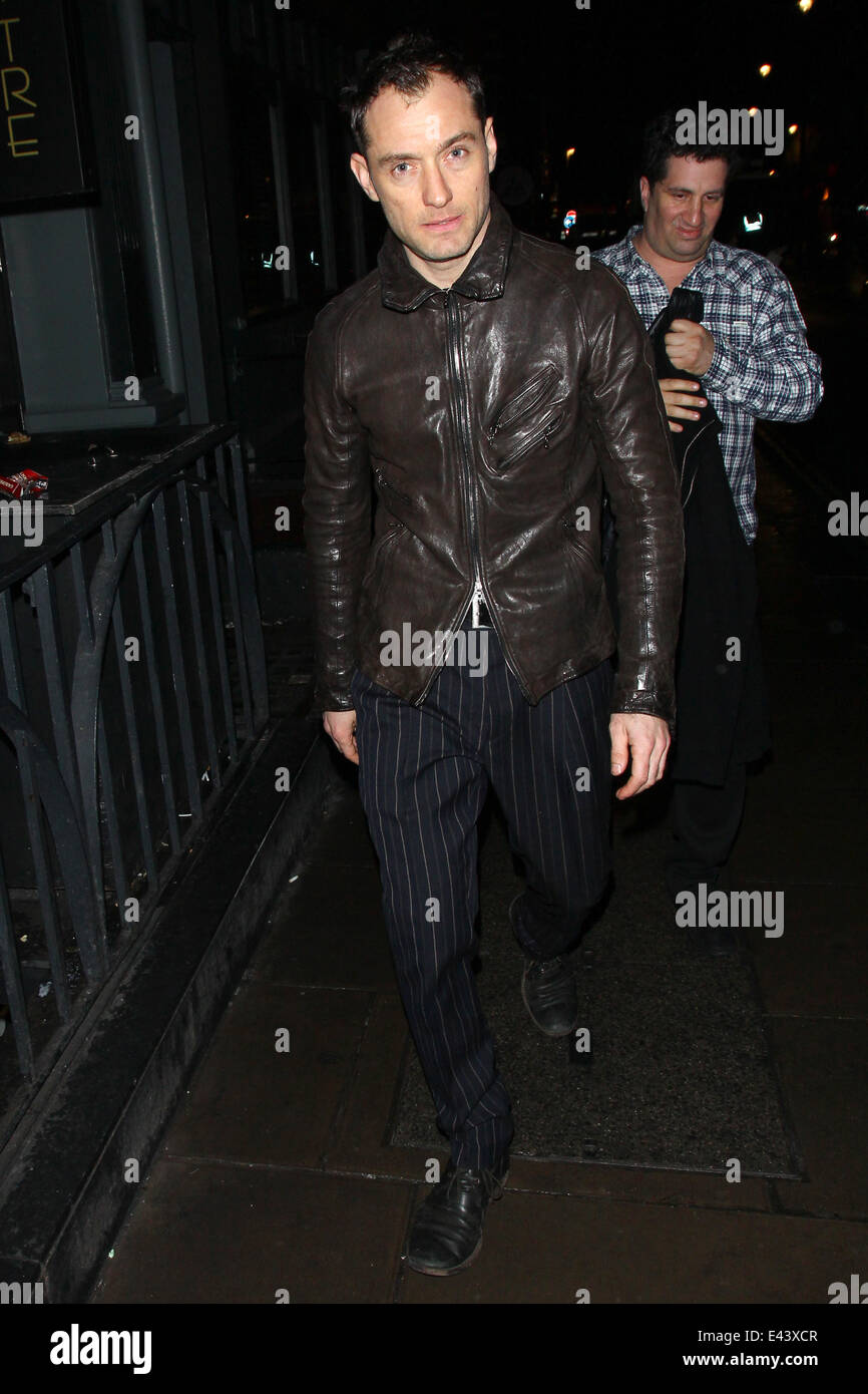 Jude Law deja Groucho club en una chaqueta de cuero marrón y pin stripe  pantalón con: Jude Law donde: Londres, Reino Unido cuando: 22 Jan 2014  Fotografía de stock - Alamy