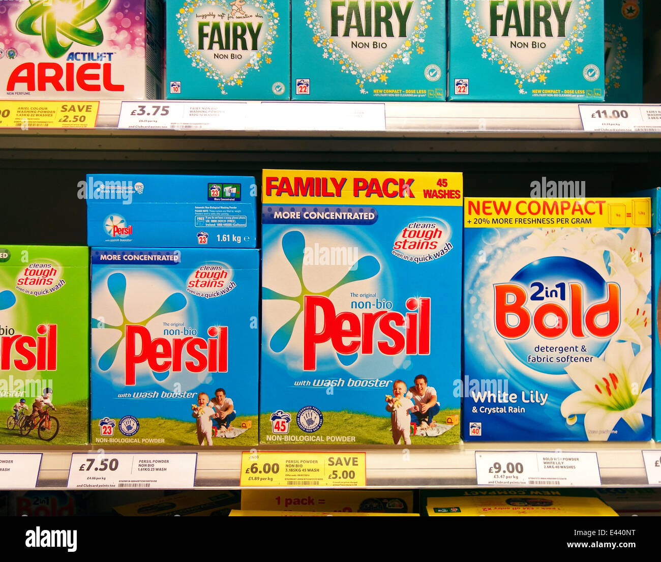 Cajas de detergente en polvo en un supermercado británico Foto de stock