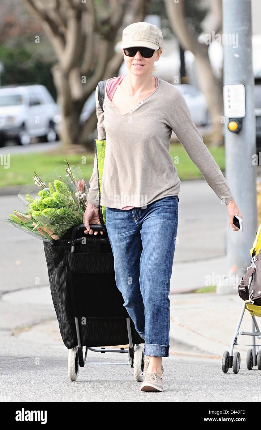 Naomi Watts, vistiendo un top beige casual superpuestos en un chaleco rosa  y jeans, se va a comprar flores frescas en el mercado del agricultor en  Brentwood Con: Naomi Watts donde: Los