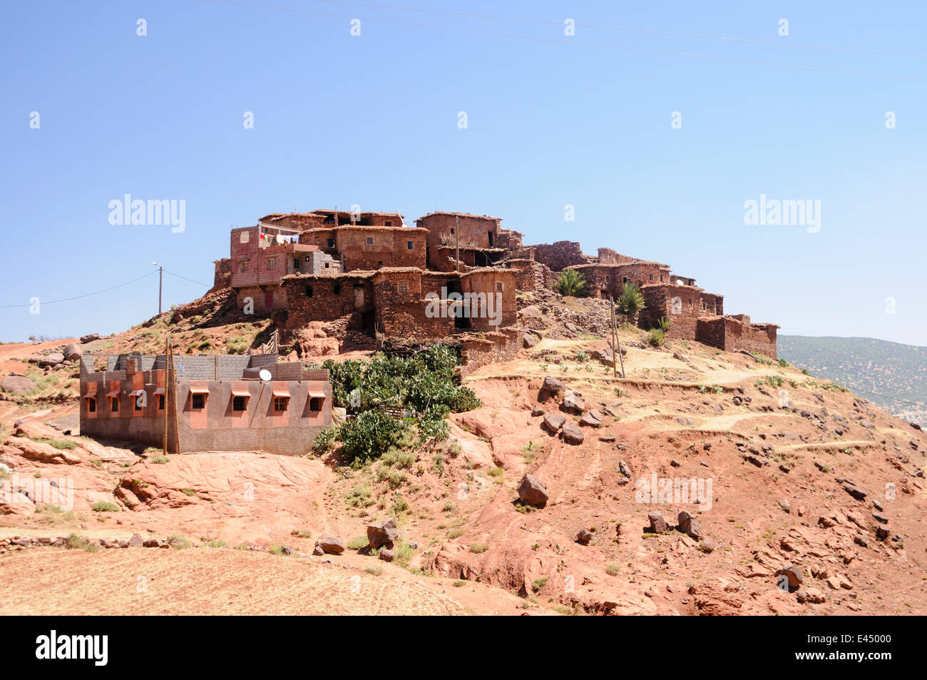 Pintoresco paisaje con un típico pueblo bereber, en las montañas del Atlas, Marruecos Foto de stock