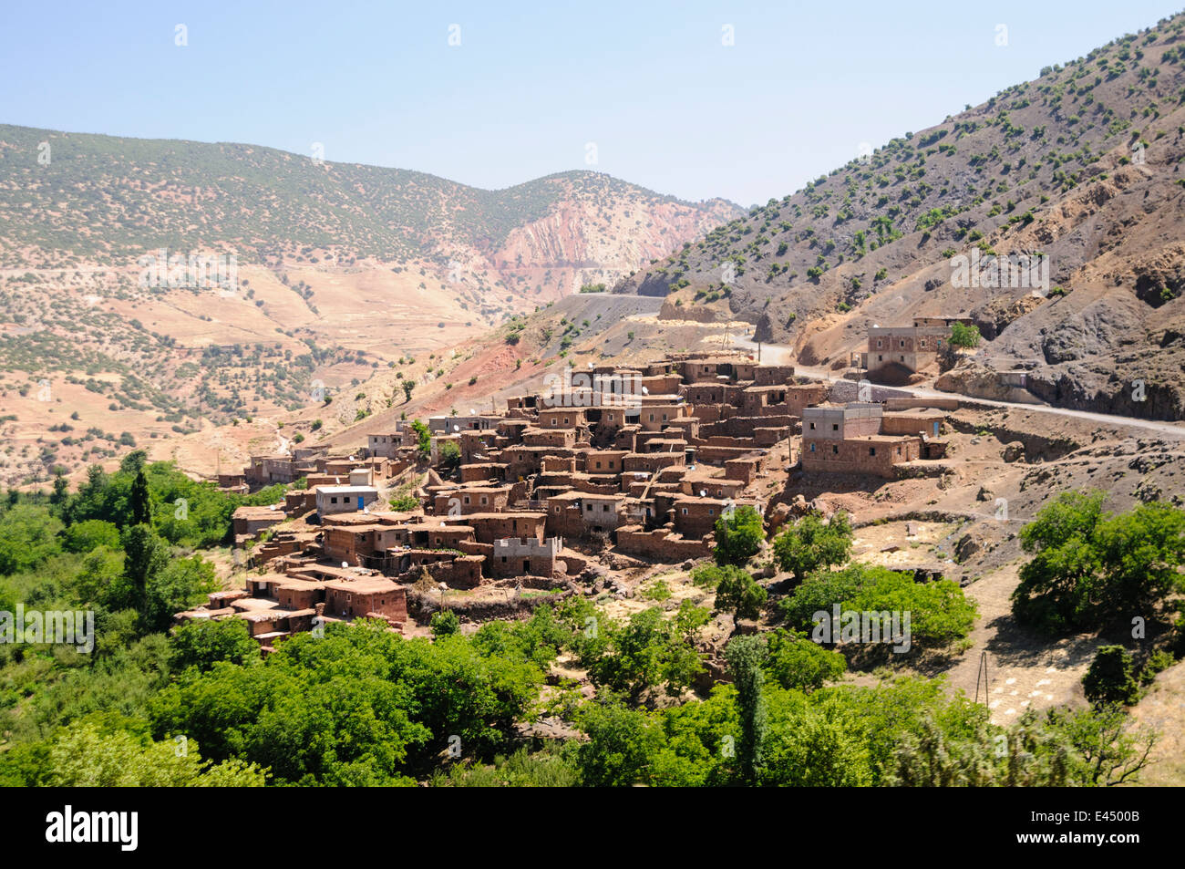 Pintoresco paisaje con un típico pueblo bereber, en las montañas del Atlas, Marruecos Foto de stock