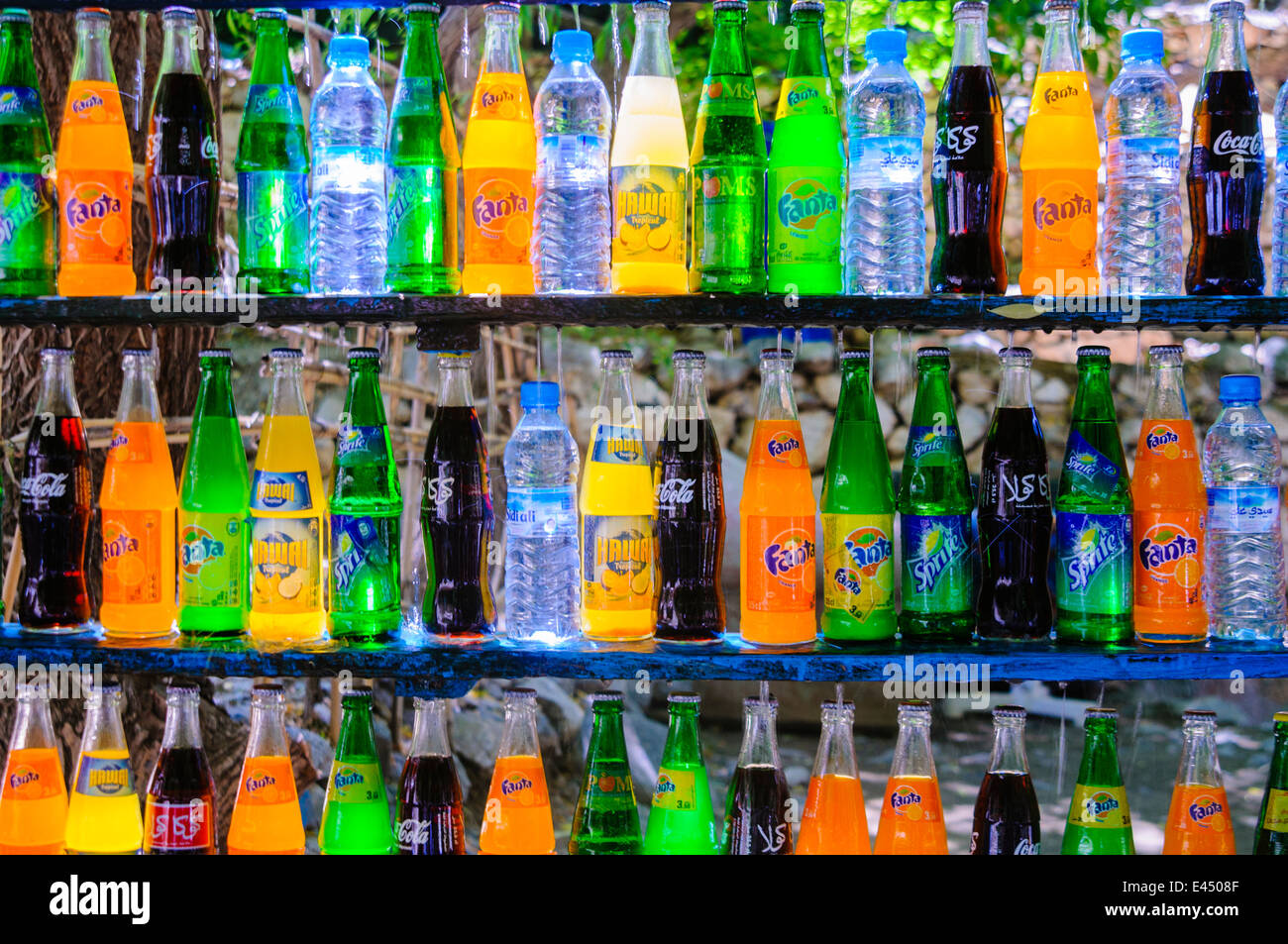 Botellas de bebidas en refrigeración desviado agua del río hasta las montañas del Atlas, Marruecos Foto de stock