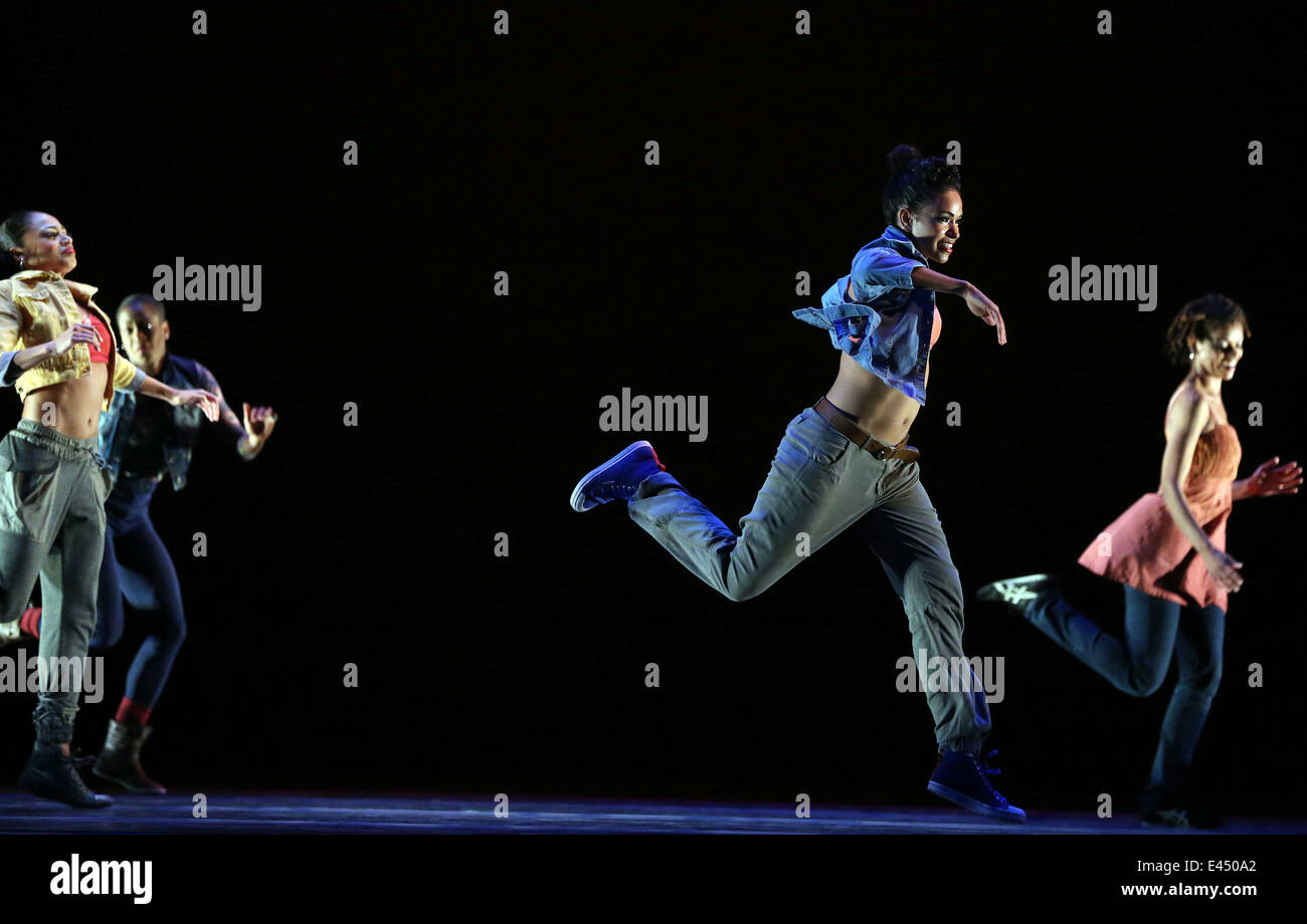 Frankfurt, Alemania. El 2 de julio de 2014. Los bailarines de Alvin Ailey American Dance Theater realice durante un ensayo en la antigua Ópera de Frankfurt, Alemania, el 2 de julio de 2014. © Luo Huanhuan/Xinhua/Alamy Live News Foto de stock