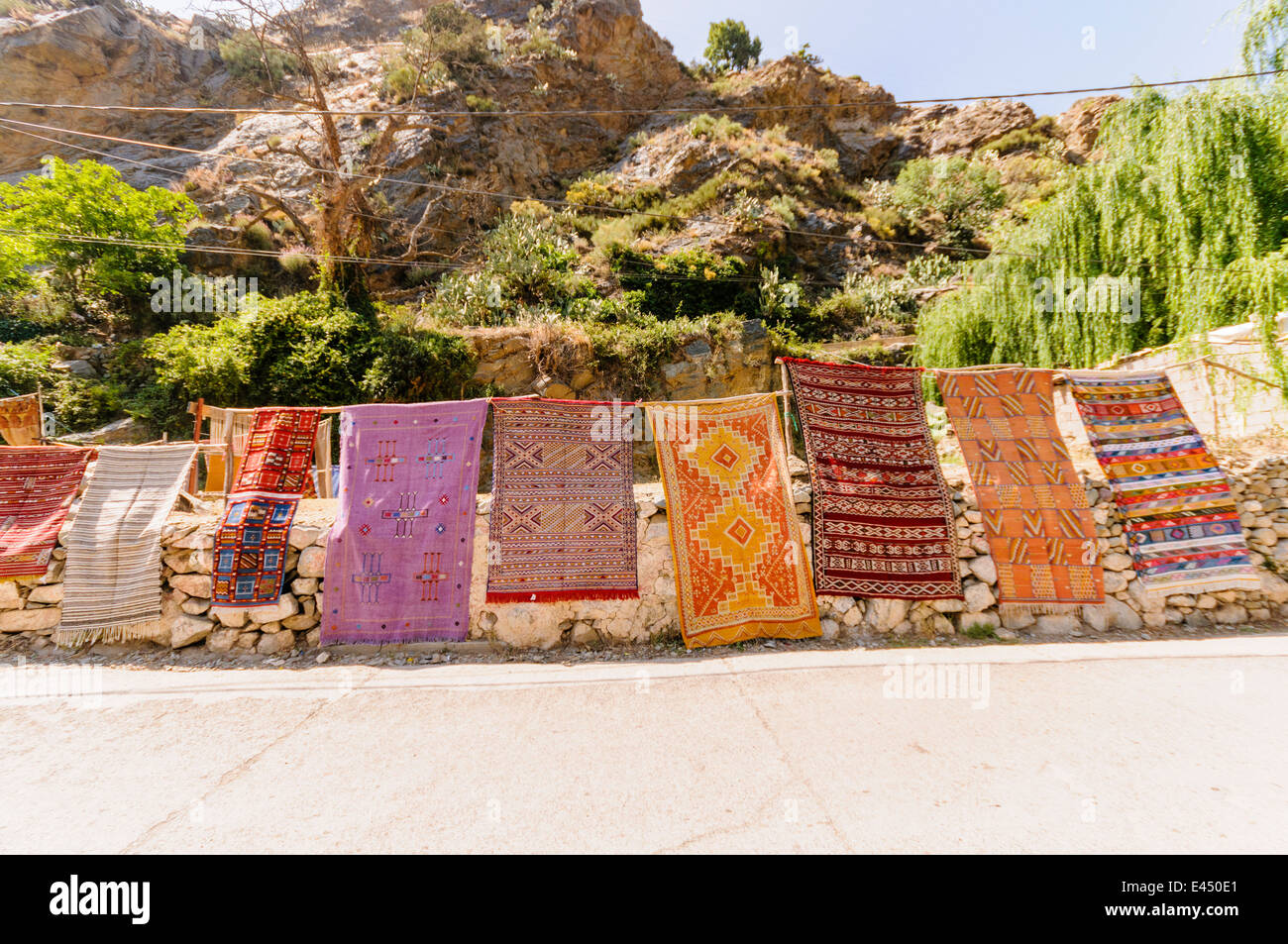 Alfombras artesanales marroquíes para su venta en una aldea rural en las montañas del Atlas, Marruecos Foto de stock