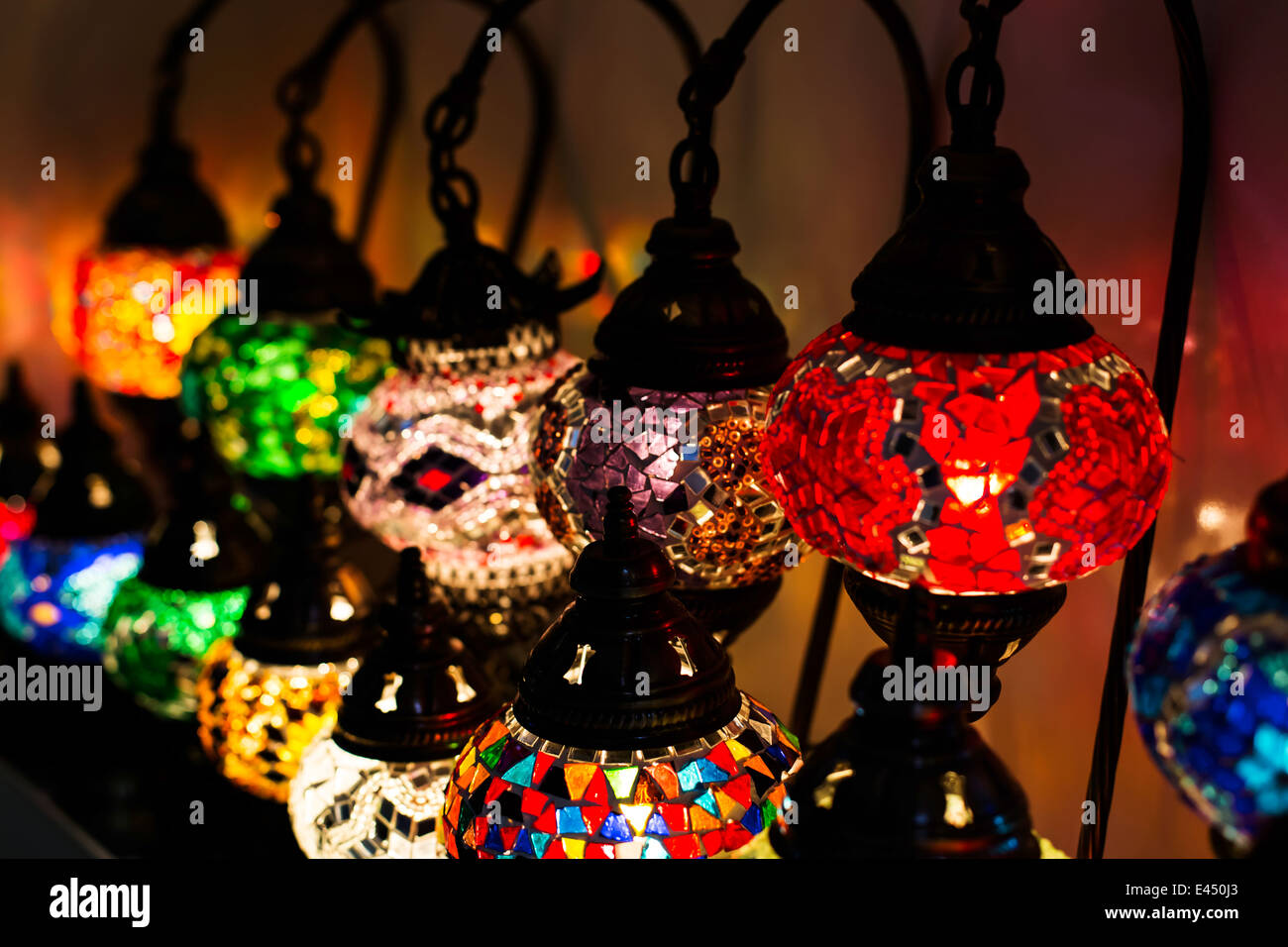 Linterna tienda en el Gran Bazar de Estambul - Foto de stock