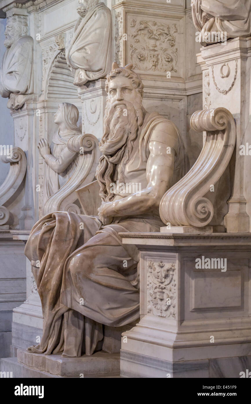 Moisés, estatua de mármol de Michelangelo, la tumba del papa Julio II, San Pietro in Vincoli, Roma, Lazio, Italia Foto de stock