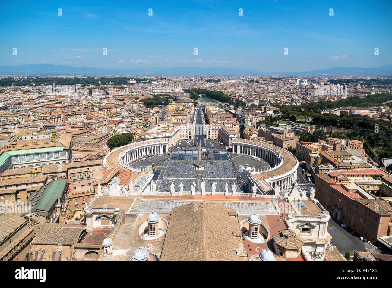 Vista de la plaza de San Pedro y Roma desde la cúpula de la Basílica de San Pedro, el Vaticano, Roma, Lazio, Italia Foto de stock