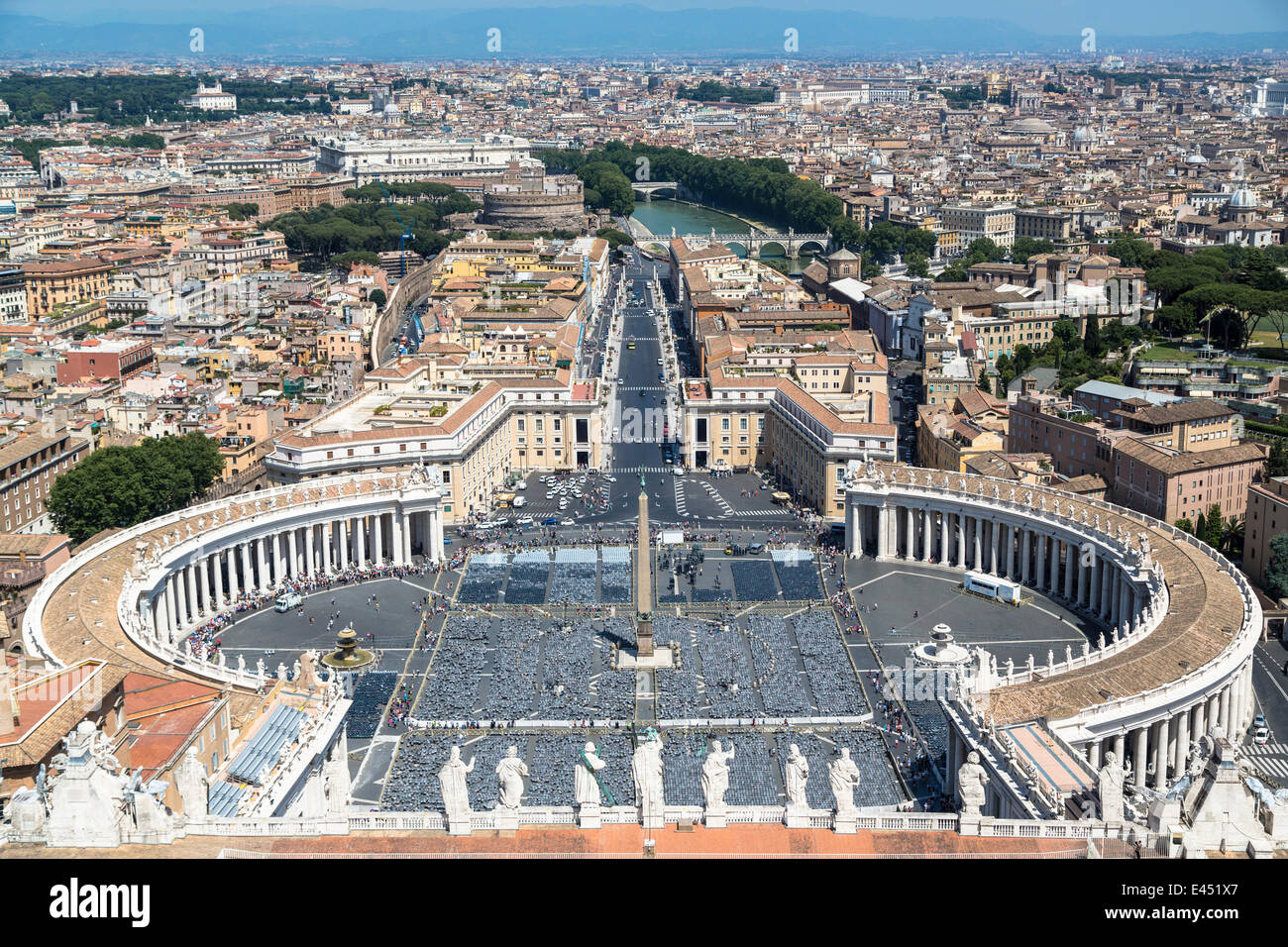 Vista de la plaza de San Pedro y Roma desde la cúpula de la Basílica de San Pedro, el Vaticano, Roma, Lazio, Italia Foto de stock