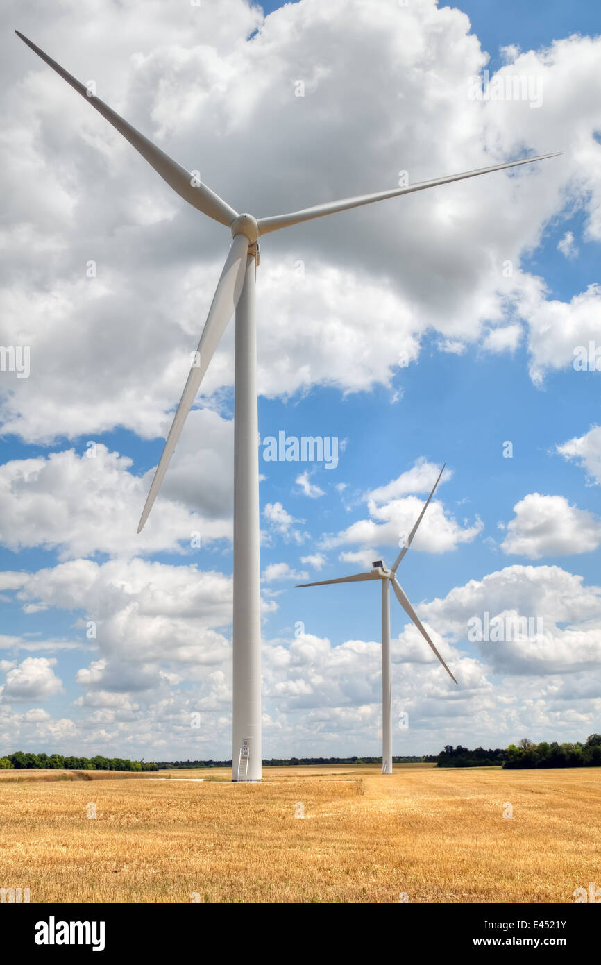 Las paletas de las turbinas eólicas sobre fondo azul cielo nublado Foto de stock