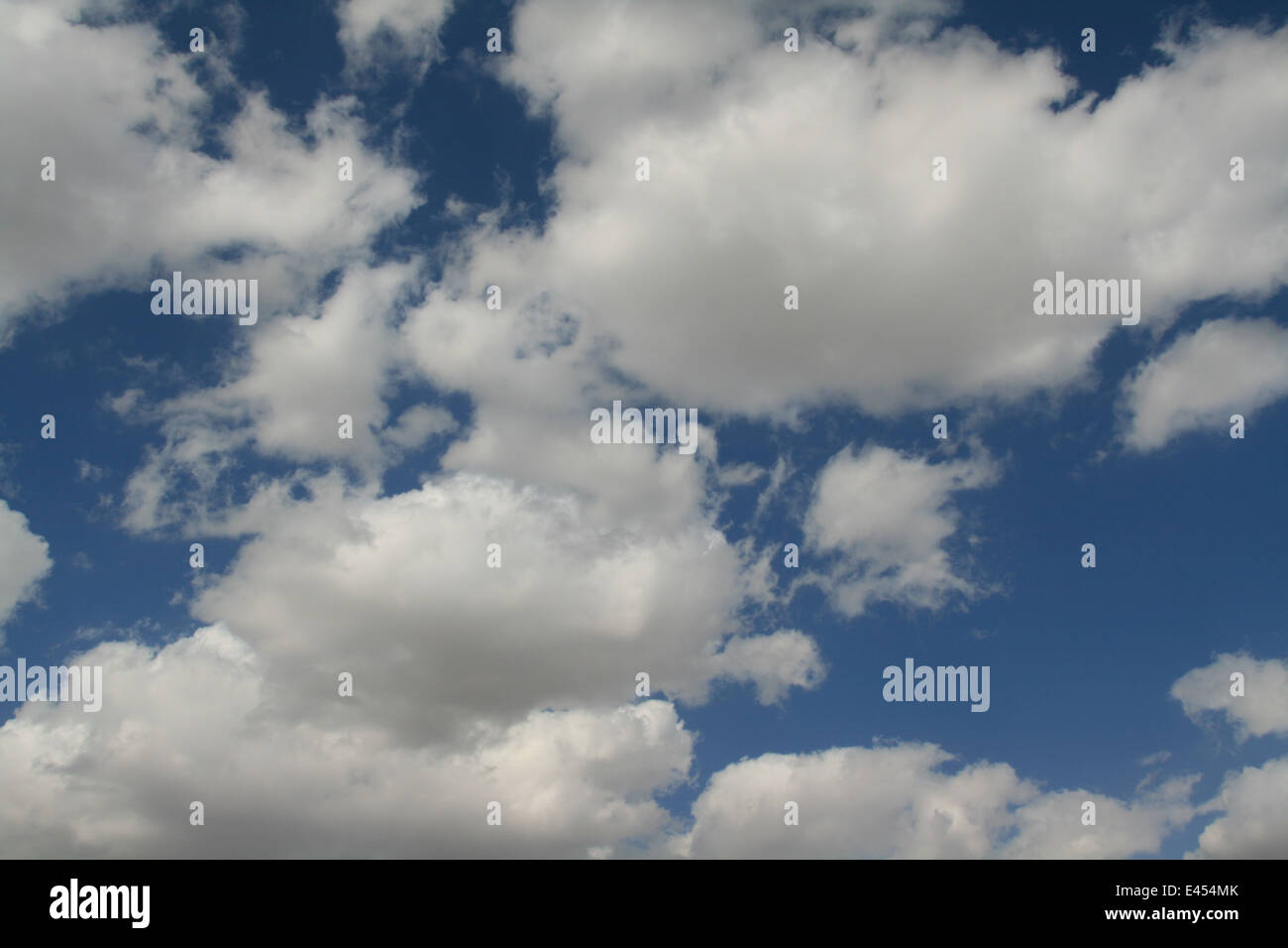 Nube Blanca en cielo azul Foto de stock
