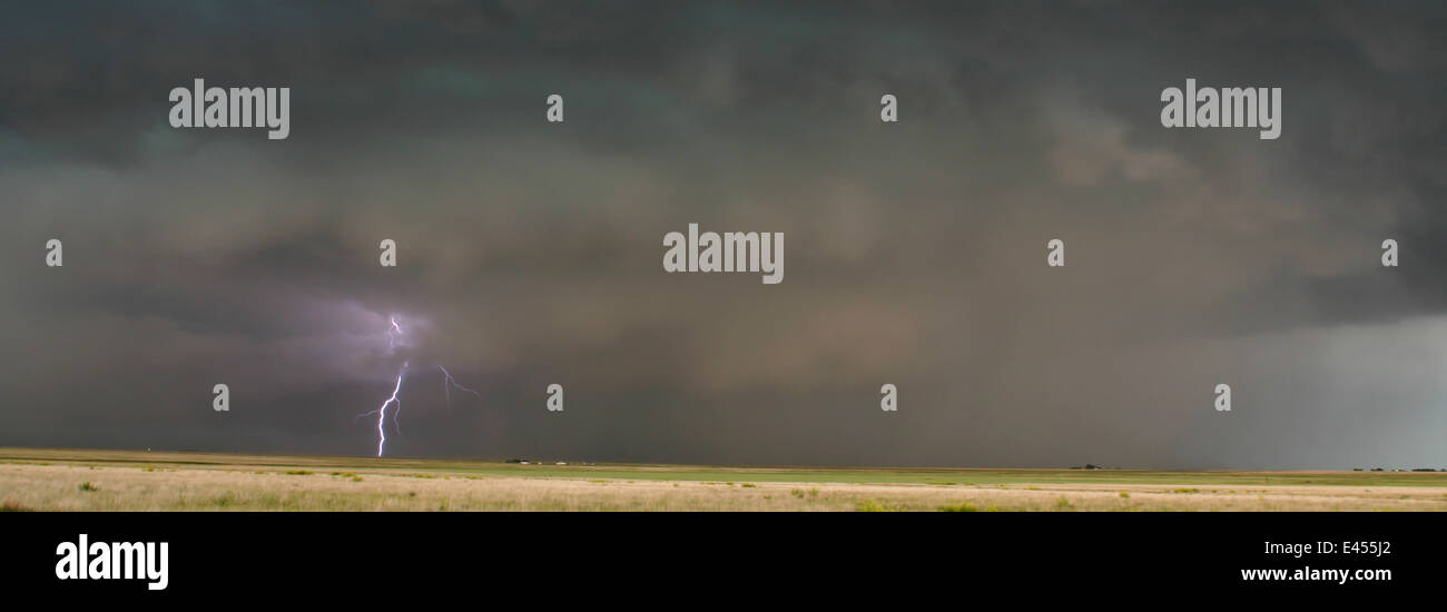 Una nubeatierra relámpago cae en medio de esta poderosa tormenta