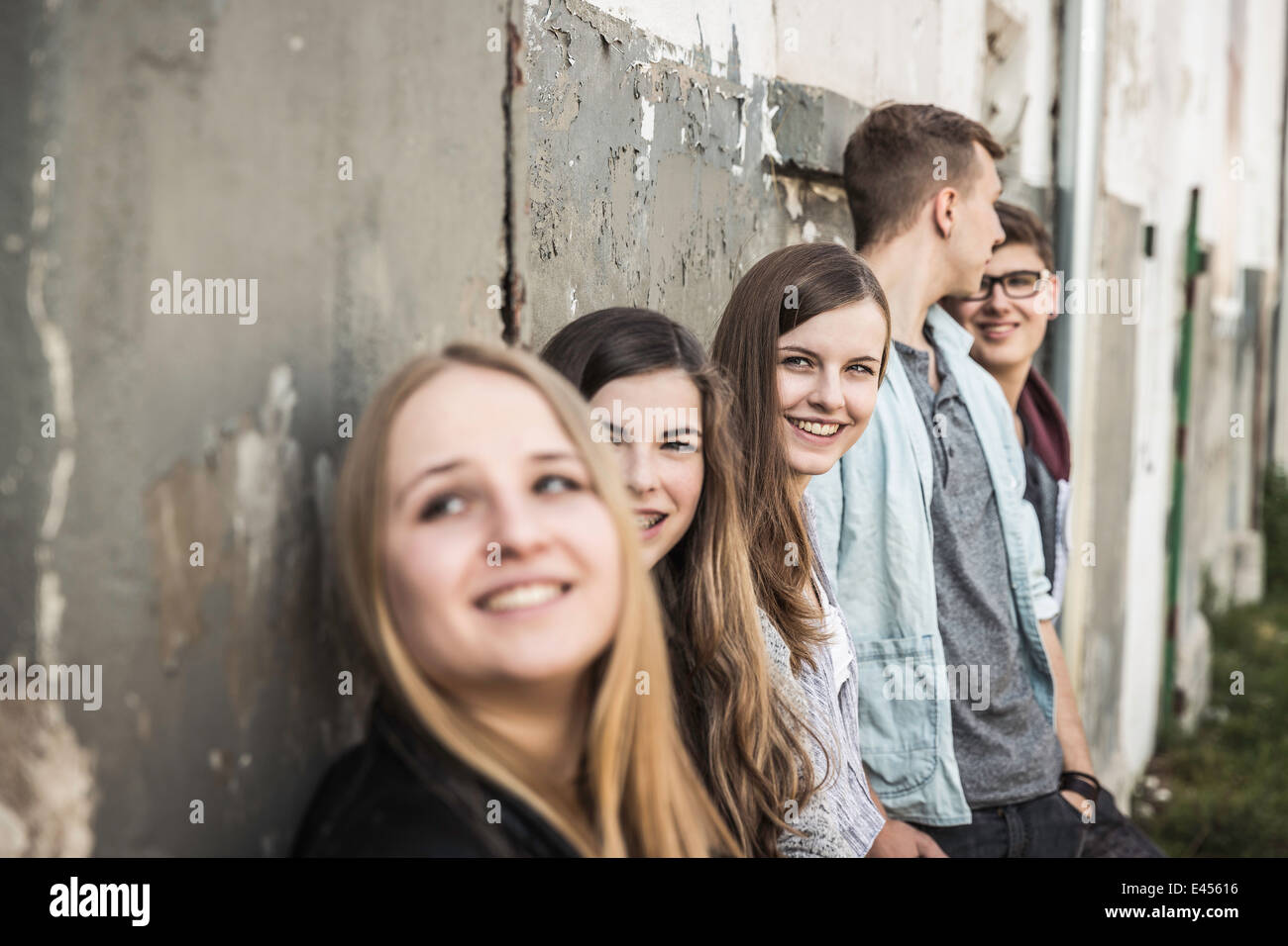 Los adolescentes que cuelgan en edificio abandonado Foto de stock