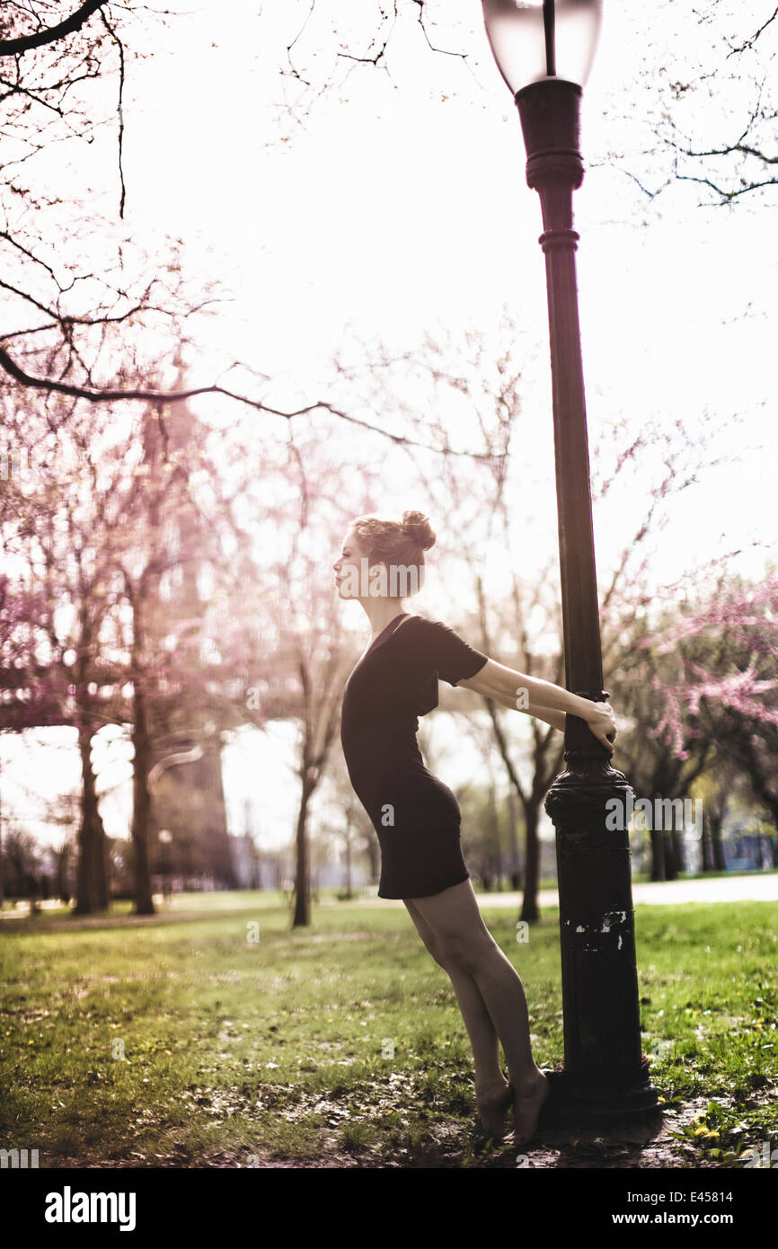 Bailarín moderno golpeando en una pose en un parque urbano Foto de stock
