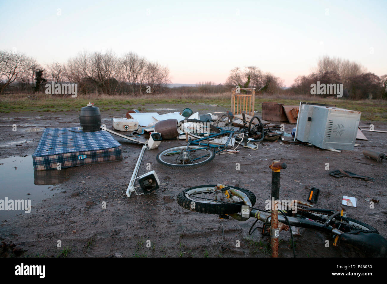 Descartan ilegalmente la basura y la chatarra cerca de la aldea de Westhay, Somerset, Reino Unido. En enero de 2011. Foto de stock