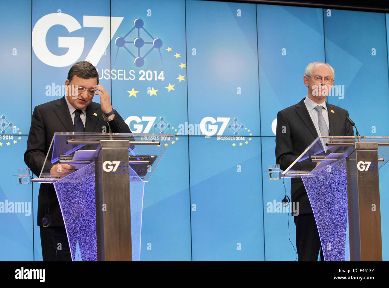 José Manuel Barroso y Herman Van Rompuy, Presidentes del Consejo Europeo y de la Comisión dan conferencia de prensa en la cumbre del G7 Foto de stock