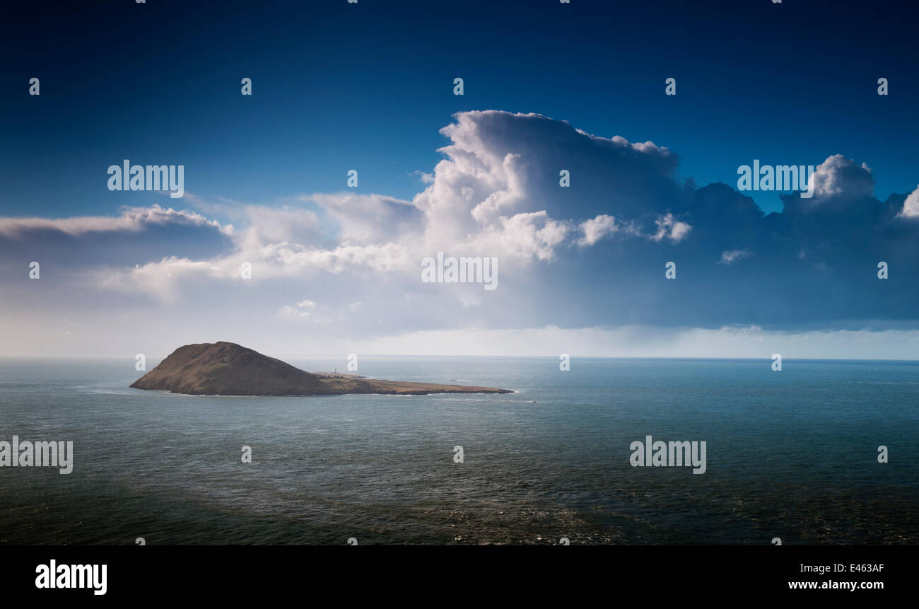 Vista hacia Isla Bardsey / Ynys Enlli, Aberdaron, Gwynedd, Gales, Reino Unido, enero Foto de stock