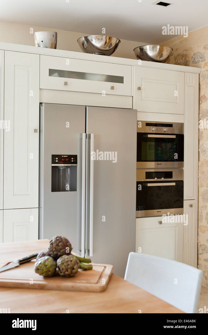 Nevera congelador Bosch en una cocina con capot Arthur Miele microondas  Fotografía de stock - Alamy