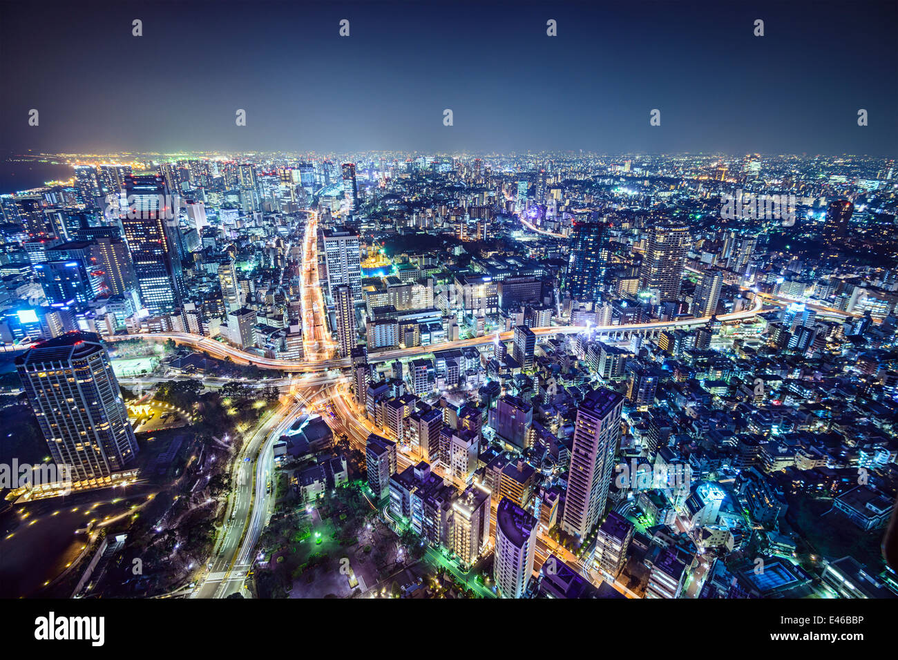 Tokio, Japón, el paisaje urbano a través de Roppongi Junction en la noche. Foto de stock
