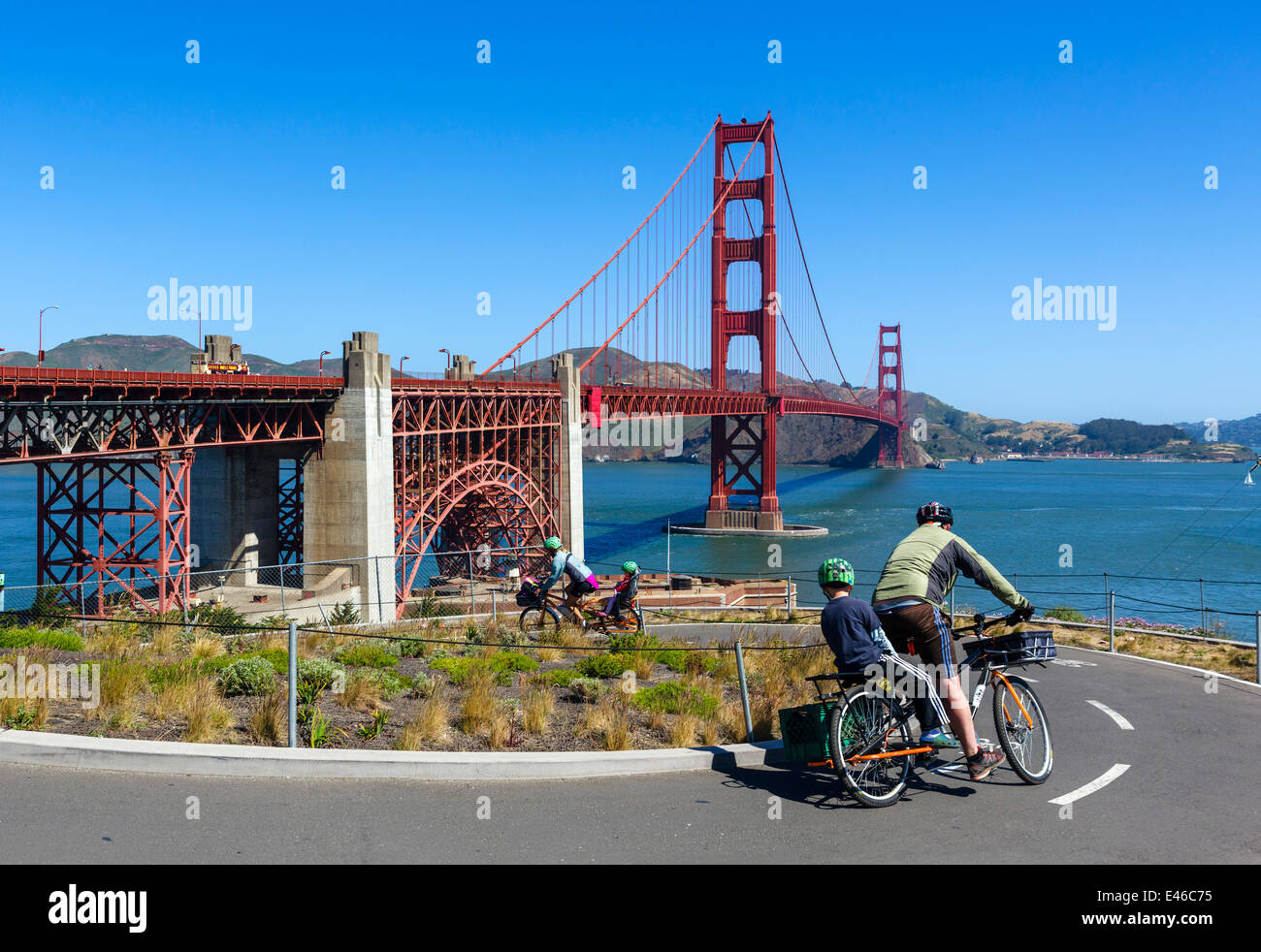 Los ciclistas en bici delante del puente Golden Gate mirando hacia Sausalito, San Francisco, California, EE.UU. Foto de stock