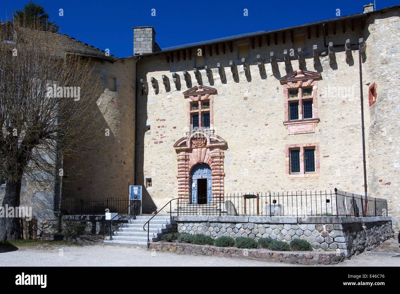 Saint Alban chateau en Saint-Alban-sur-Limagnole sobre El Camino de Santiago, la Lozere, Languedoc-Roussillon, Francia Foto de stock