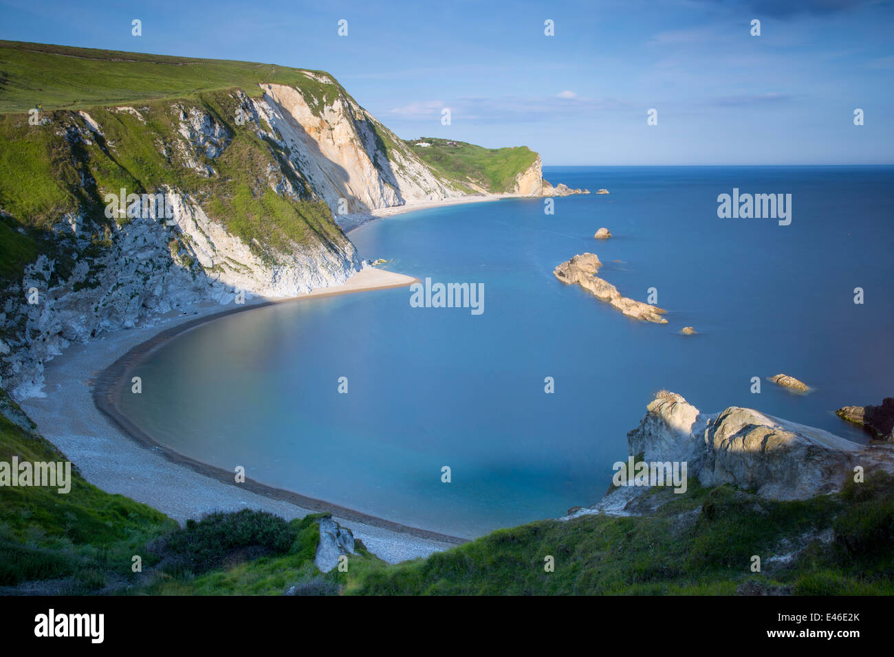 La tarde mirando al hombre de guerra Bahía a lo largo de la Costa Jurásica, en Dorset, Inglaterra Foto de stock