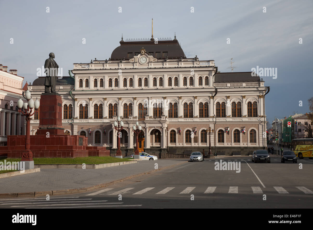 Plaza Principal de la ciudad de Kazán, Rusia, con el monumento a Lenin y casco antiguo ayuntamiento Foto de stock