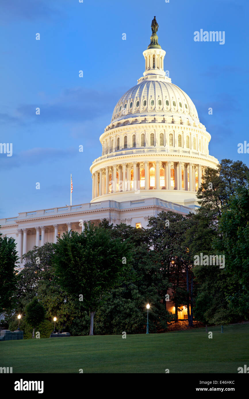 El edificio del Capitolio de EEUU al anochecer, Washington, D.C. Foto de stock