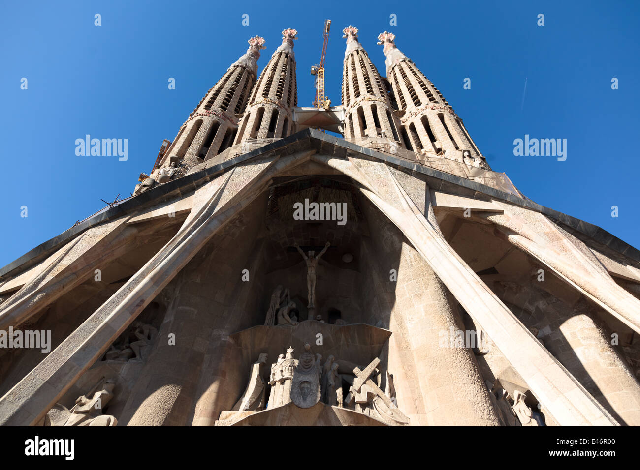 BARCELONA, España - 07 de julio: La Sagrada Familia - la impresionante catedral diseñada por Gaudí, que se construya desde 1882 y no ha terminado aún de Julio 07, 2011 en Barcelona, España. Foto de stock