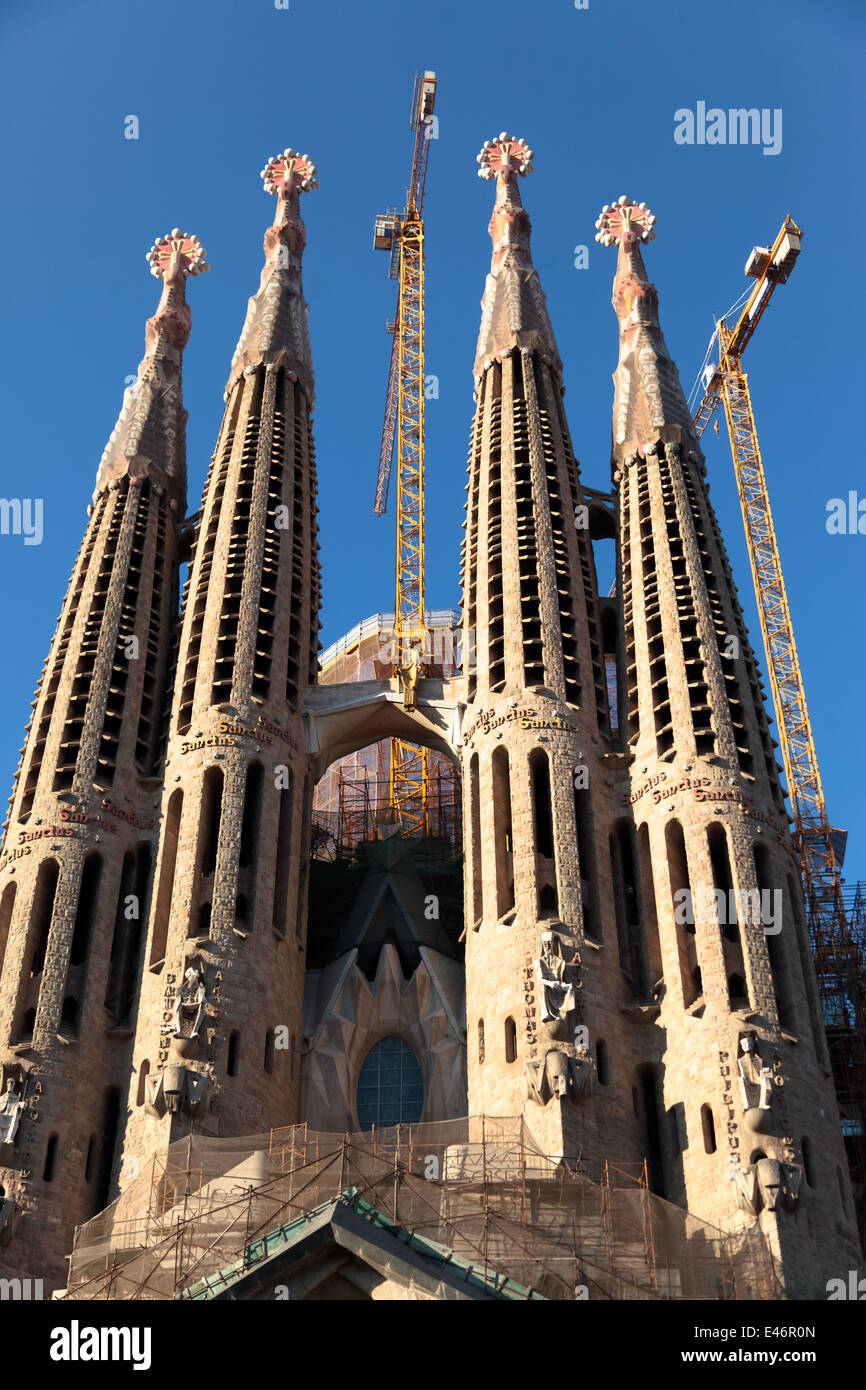 Fachada de la Catedral de la Sagrada Familia de Gaudí, Patrimonio Mundial de la UNESCO, Barcelona, Cataluña, España y Europa Foto de stock